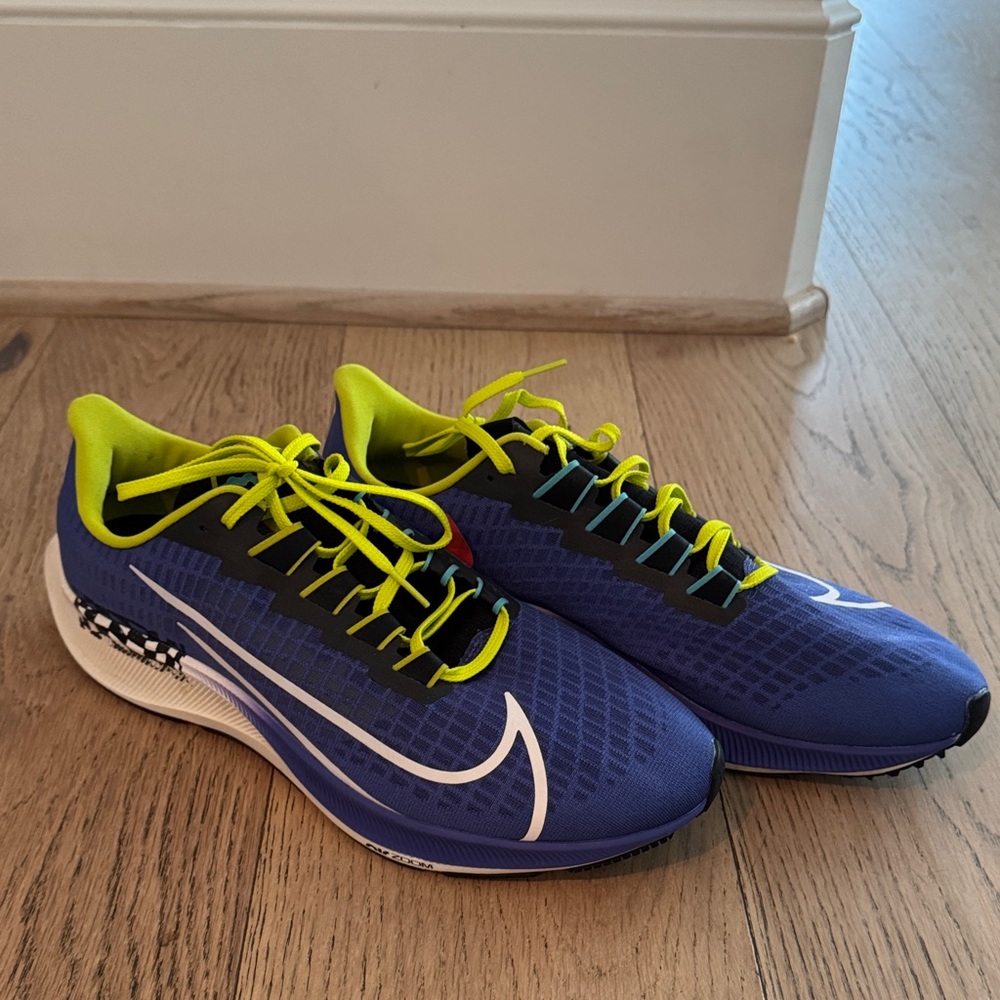 Nike Men's Blue and Yellow Athletic Shoes